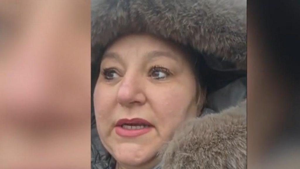 Spectacol grotesc cu Diana Șoșoacă la pomana porcului Spectacol grotesc cu Diana Sosocaca la pomana porcului