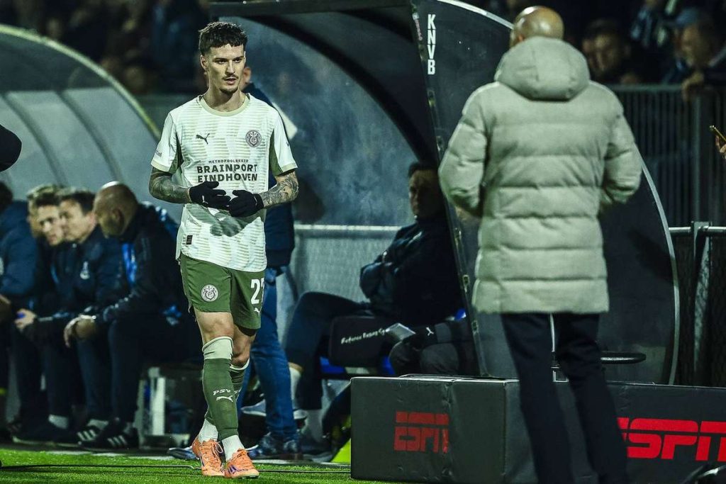 Antrenorul de la PSV face lumină asupra situației lui Dennis Man Antrenorul de la PSV face lumina asupra situatiei lui Dennis Man