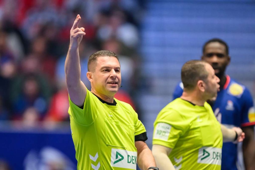 Arbitri retrași de la Europeanul de handbal după suspiciuni Arbitri retrasi de la Europeanul de handbal dupa suspiciuni