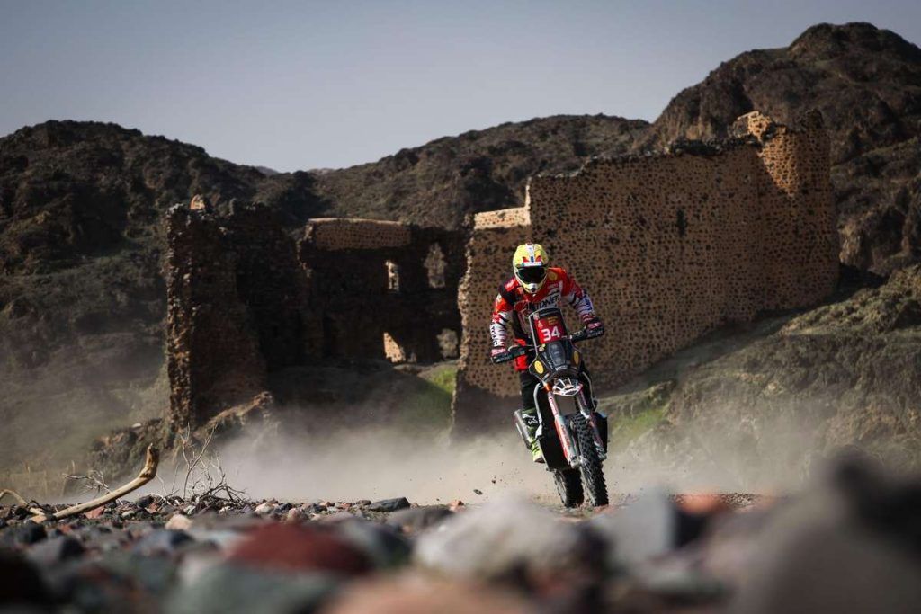 Argentinianul Luciano Benavides (KTM) a câștigat Raliul Dakar 2026; Gyenes a terminat pe locul 25. Argentinianul Luciano Benavides KTM a castigat Raliul Dakar 2026 Gyenes a terminat pe locul 25
