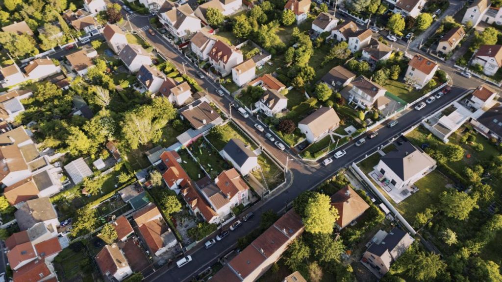 Bolojan sustine ca impozitele pe proprietate nu se vor majora anul viitor Incepand cu 2027 primariile vor avea acces la un program software