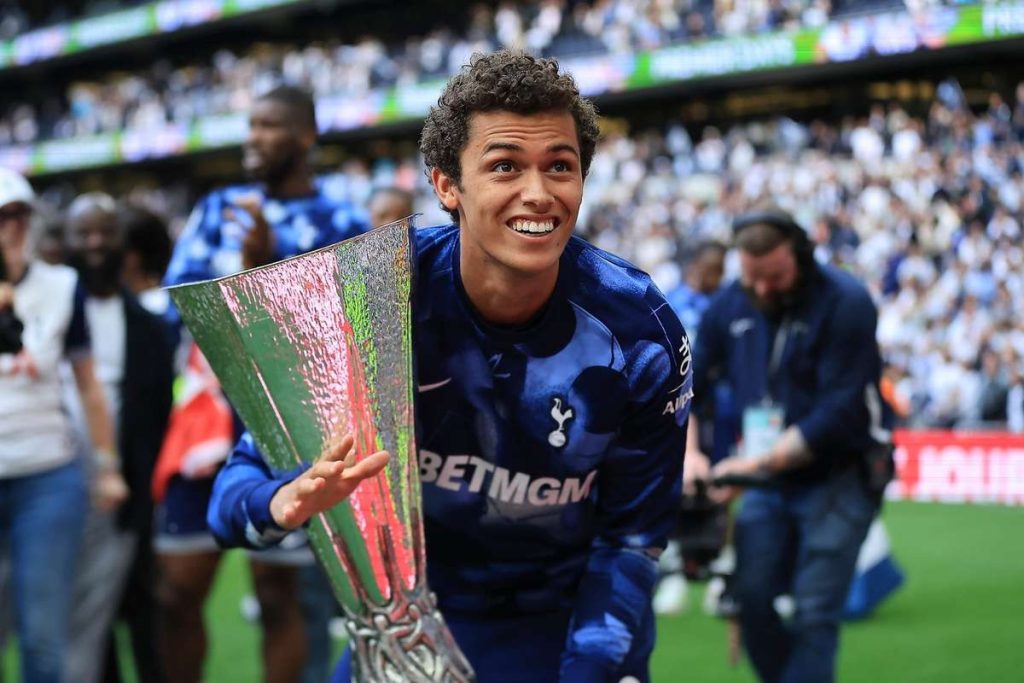 Crystal Palace transferă atacantul de la Tottenham în mutare record Crystal Palace transfera atacantul de la Tottenham in mutare record