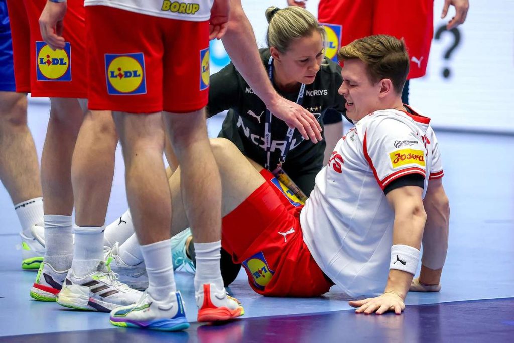 Federația Daneză de Handbal a confirmat gravitatea accidentării jucătorului în meciul împotriva României. Federatia Daneza de Handbal a confirmat gravitatea accidentarii jucatorului in meciul impotriva Romaniei