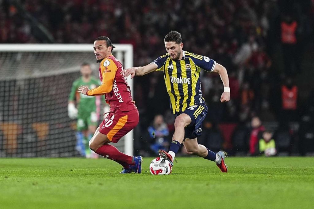 Fenerbahce câștigă Supercupa Turciei împotriva Galatasaray Fenerbahce castiga Supercupa Turciei impotriva Galatasaray