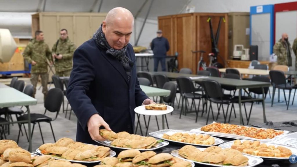Ilie Bolojan la masa cu soldatii NATO Campia Turzii