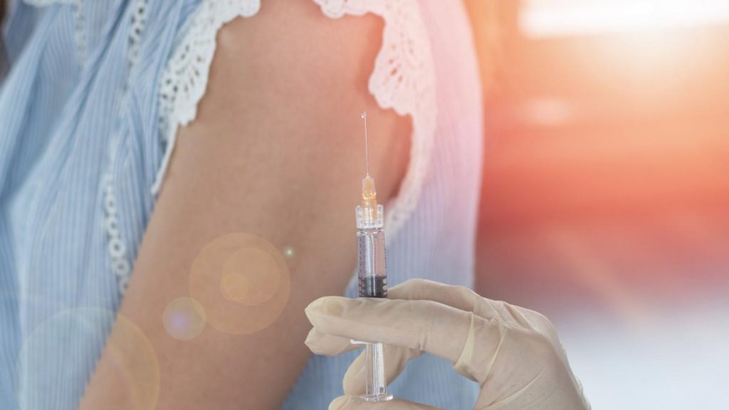 Nicusior Dan a semnat legea care garanteaza gratuitatea vaccinului impotriva HPV si a screeningurilor pentru