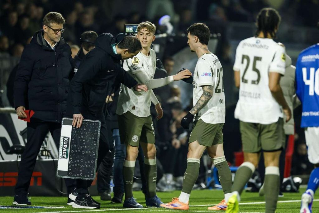 VIDEO Tanarul inscrie un gol spectaculos apoi este schimbat in minutul 29