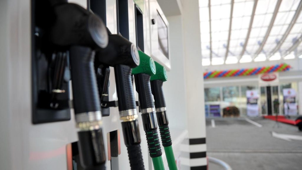 A treia încercare a Guvernului de a adopta OUG pentru scăderea prețului carburanților. Politicienii se… A treia incercare a Guvernului de a adopta oug pentru scaderea pretului carburantilor Politicienii se