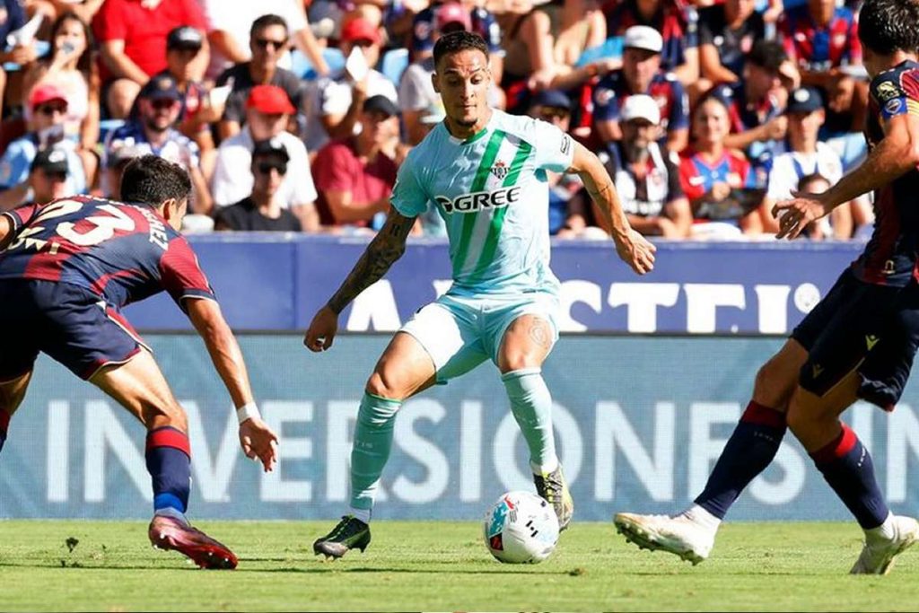 Antony, implicat într-un conflict cu fanii lui Real Betis după remiza cu Sevilla Antony implicat intr un conflict cu fanii lui Real Betis dupa remiza cu Sevilla