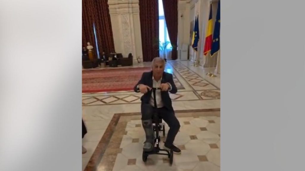 Deputatul PSD Daniel Zamfir subiect de ironie din partea USR dupa ce a aparut in Parlament cu trotineta ortopedica