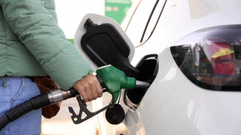 Guvernul a modificat OUG privind carburantii pentru a introduce amenzi Accizele ar putea fi reduse in
