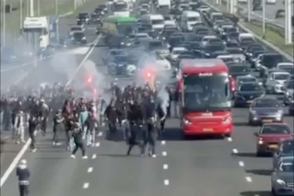 Haos în Olanda! Suporterii lui Ajax au intrat pe autostradă și au obstructat circulația. Haos in Olanda Suporterii lui Ajax au intrat pe autostrada si au obstrucquat circulatia