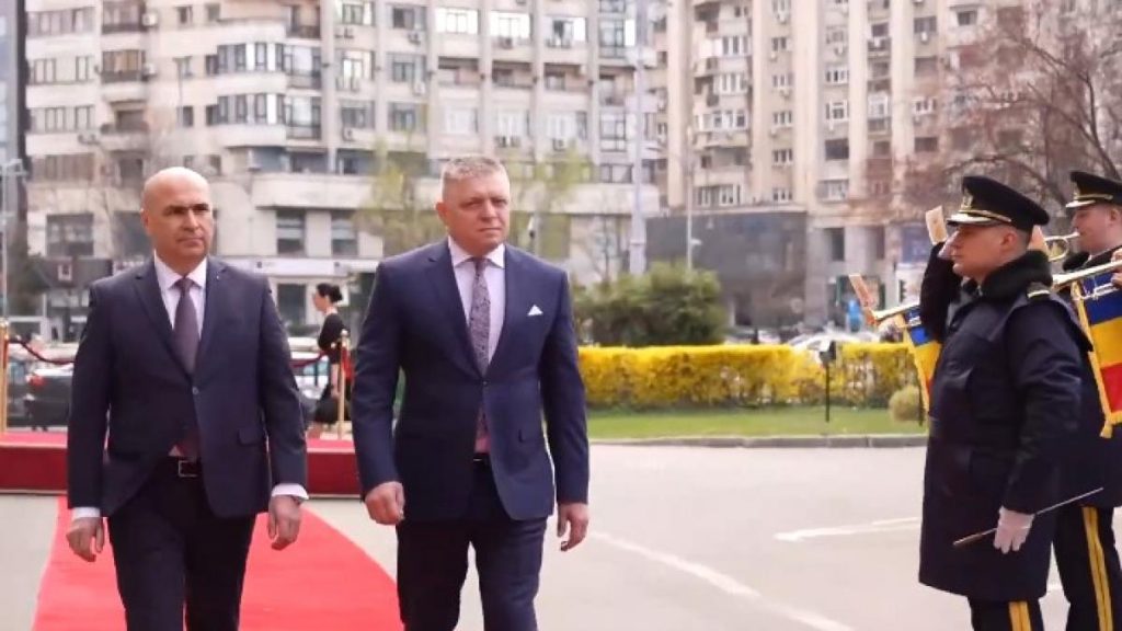 Ilie Bolojan l-a primit pe Robert Fico la Palatul Victoria. Premierul slovac a avut întâlniri și cu… Ilie Bolojan l a primit pe Robert Fico la Palatul Victoria Premierul slovac a avut intalniri si cu