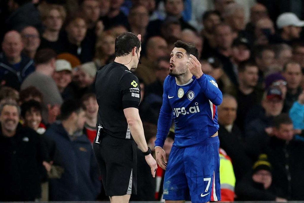 Jucătorul de la Chelsea, eliminat pentru că nu știa că mai avea un cartonaș galben, riscă o sancțiune severă din partea FA. Jucatorul de la Chelsea eliminat pentru ca nu stia ca mai avea un cartonasi galben risca o sanctiune severa din partea FA