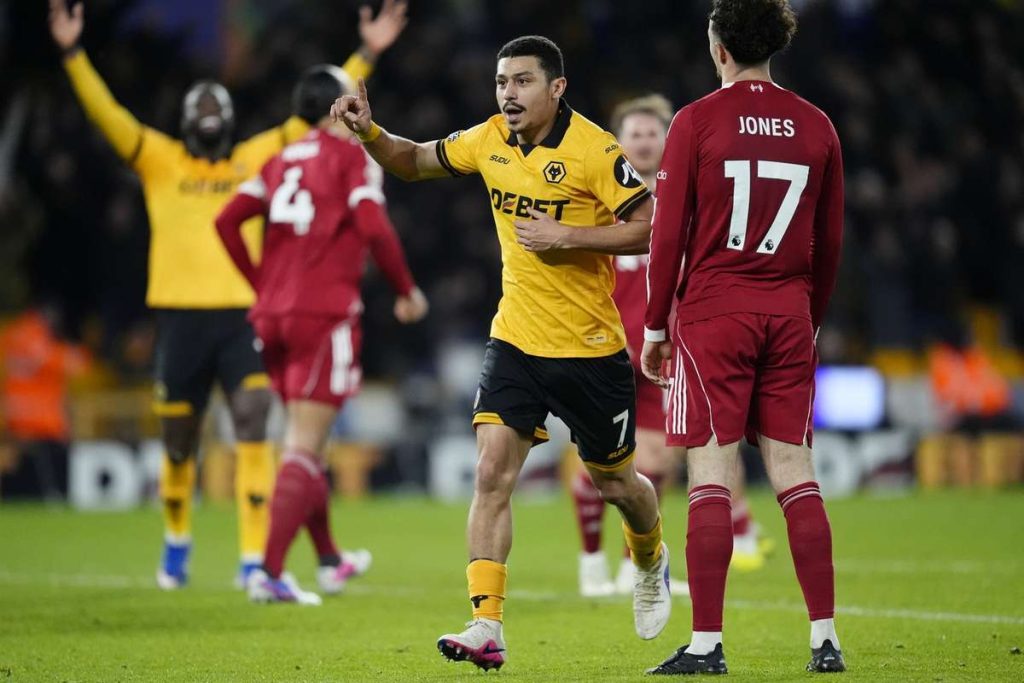 Luna plină răsare deasupra lui Molineux, iar „lanterna roșie” Wolves se confruntă cu un Liverpool fără energie. Luna plina rasare deasupra lui Molineux iar lanterna rosie Wolves se confrunta cu un Liverpool fara energie