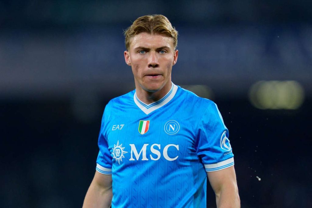 Napoli îl transferă definitiv pe atacantul Rasmus Hojlund de la Manchester United. Napoli il transfera definitiv pe atacantul Rasmus Hojlund de la Manchester United