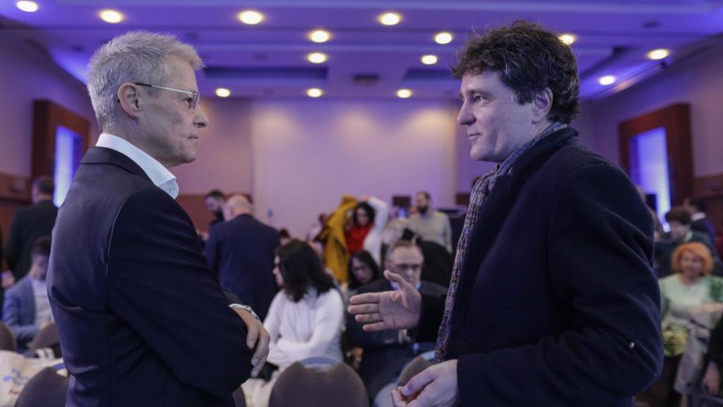 Nicușor Dan îl sprijină pe Dacian Cioloș pentru funcția de secretar general al Organizației… Nicuor Dan il sprijin pe Dacian Ciolo pentru funcia de secretar general al Organizaiei