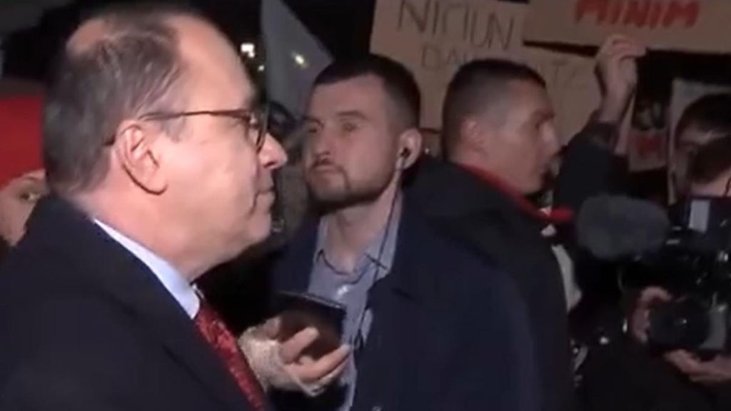 Noul ministru al Educatiei s a intalnit cu studentii care protesteaza in Capitala impotriva