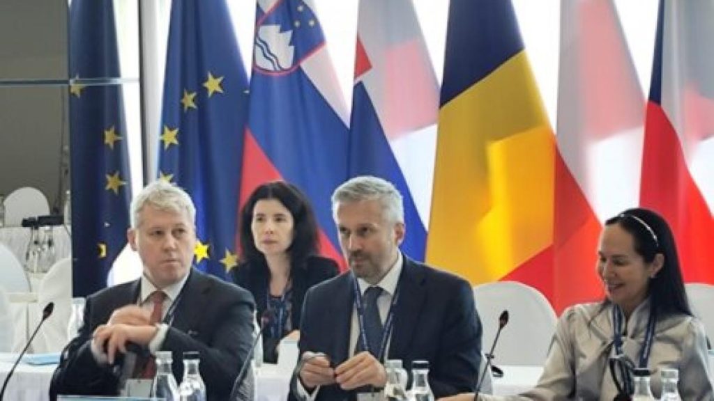 Predoiu, la Forumul Salzburg: UE trebuie să întărească Europolul și colaborarea în lupta împotriva… Predoiu la Forumul Salzburg UE trebuie sa intareasca Europolul si colaborarea in lupta impotriva
