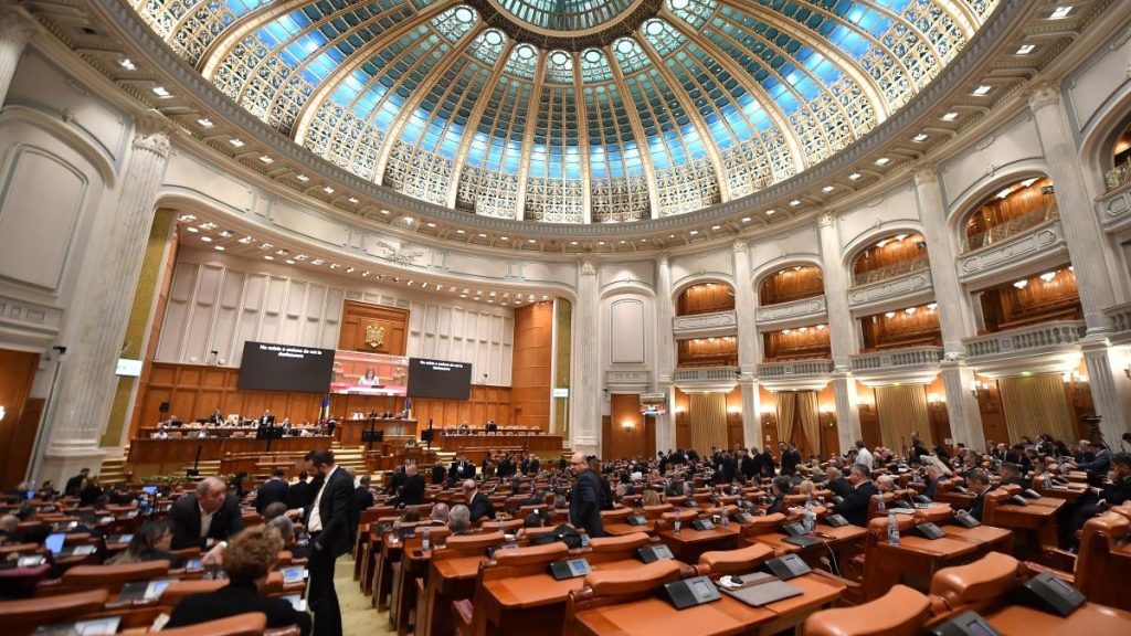 Senat: Copiii cu nevoi speciale vor primi masă caldă sau pachet alimentar în loc de alocație de… Senat Copiii cu nevoi speciale vor primi masa calda sau pachet alimentar in loc de alocatie de