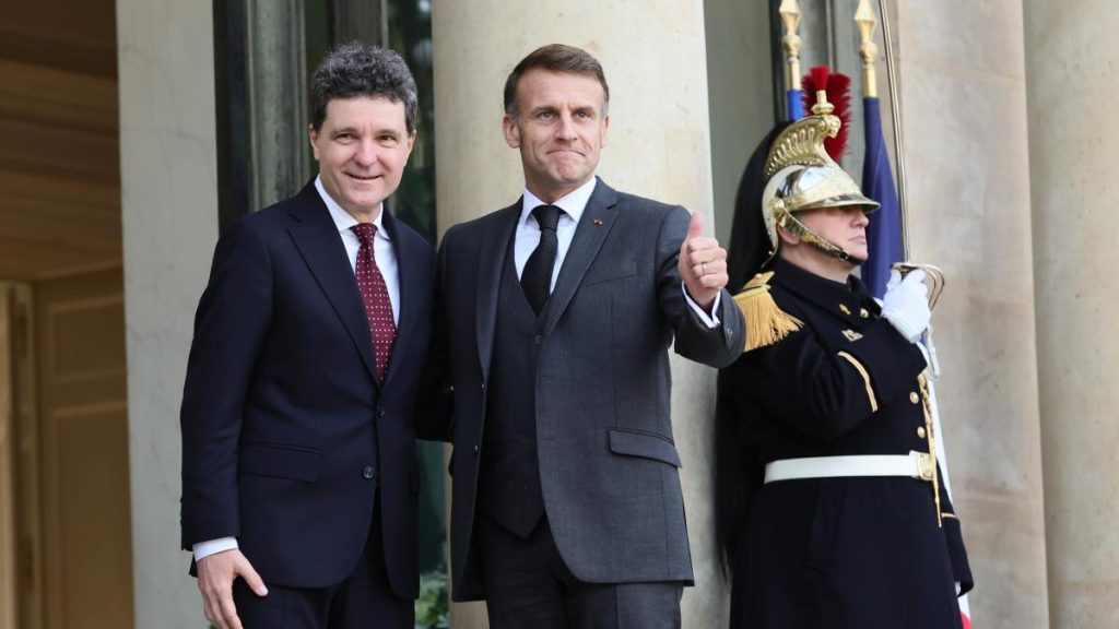 Surse: România analizează de mai mult timp propunerea lui Macron de a beneficia de protecția nucleară a… Surse Romania analizeaza de mai mult timp propunerea lui Macron de a beniifica de protectia nucleara a