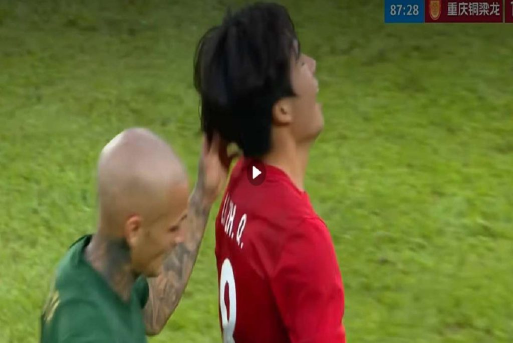 Alex Mitrita eliminat dupa ce a tras de parul adversarului