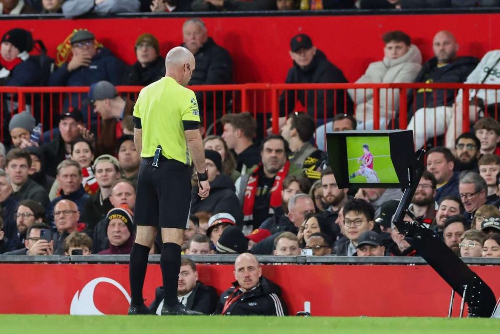 Arbitrii din Premier League isi modifica decizia in 95 dintre cazuri dupa utilizarea VAR