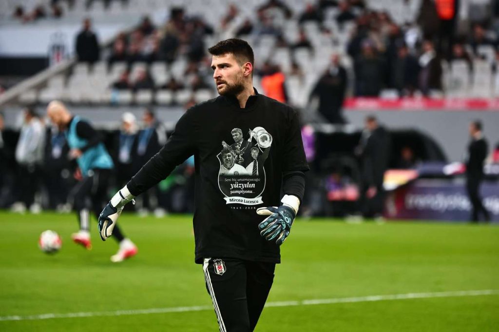 Besiktas a purtat tricouri in memoria lui Mircea Lucescu Campionul secolului