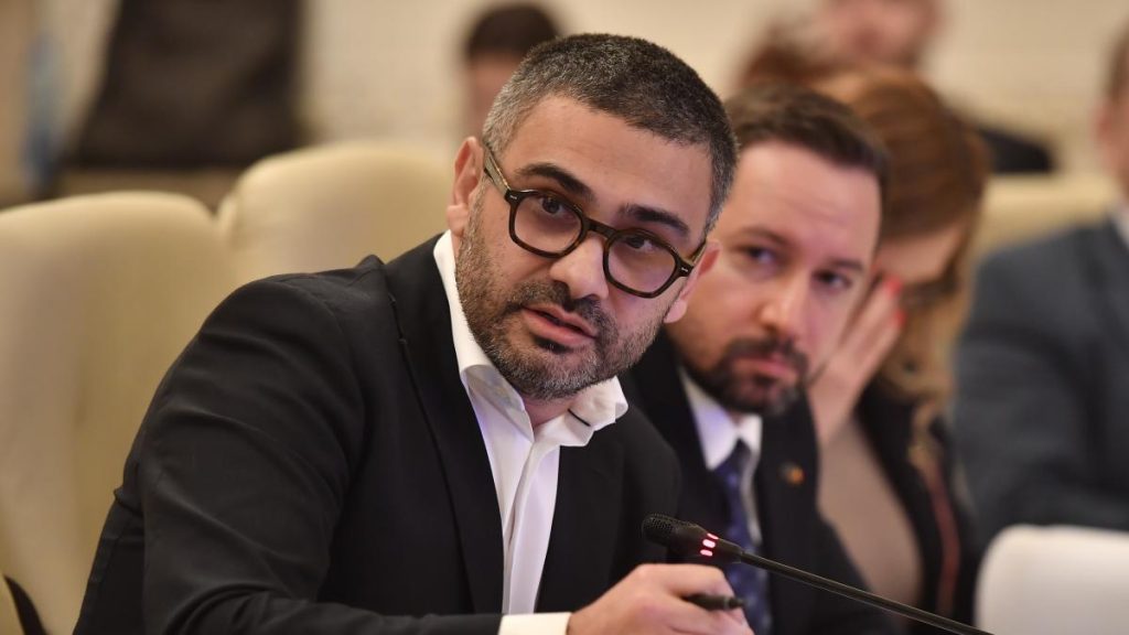 Florin Manole: 28.000 de tineri vor putea fi angajați cu suport financiar din partea statului pentru o perioadă de doi ani. Florin Manole 28000 de tineri vor putea fi angajati cu suport financiar din partea statului pentru o perioada de doi ani