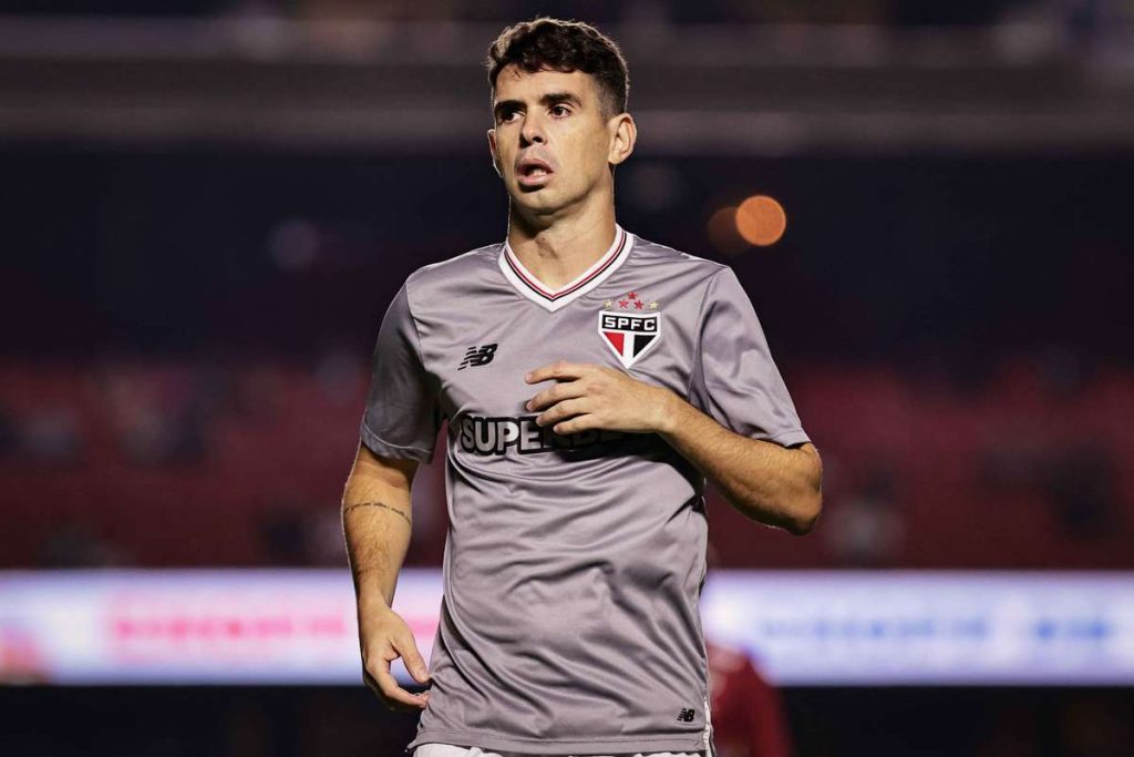 Fostul mijlocaș al lui Chelsea, Oscar, se retrage la 34 de ani din cauza unei probleme cardiace. Fostul mijlocas al lui Chelsea Oscar se retrage la 34 de ani din cauza unei probleme cardiace
