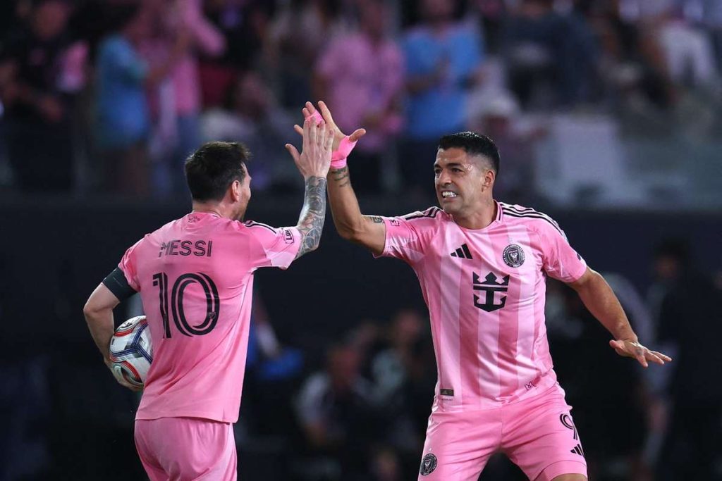 Messi și Suarez au marcat, dar Inter Miami nu reușește să câștige în primul meci pe noua arenă. Messi si Suarez au marcat dar Inter Miami nu reuseste sa castige in primul meci pe noua arena
