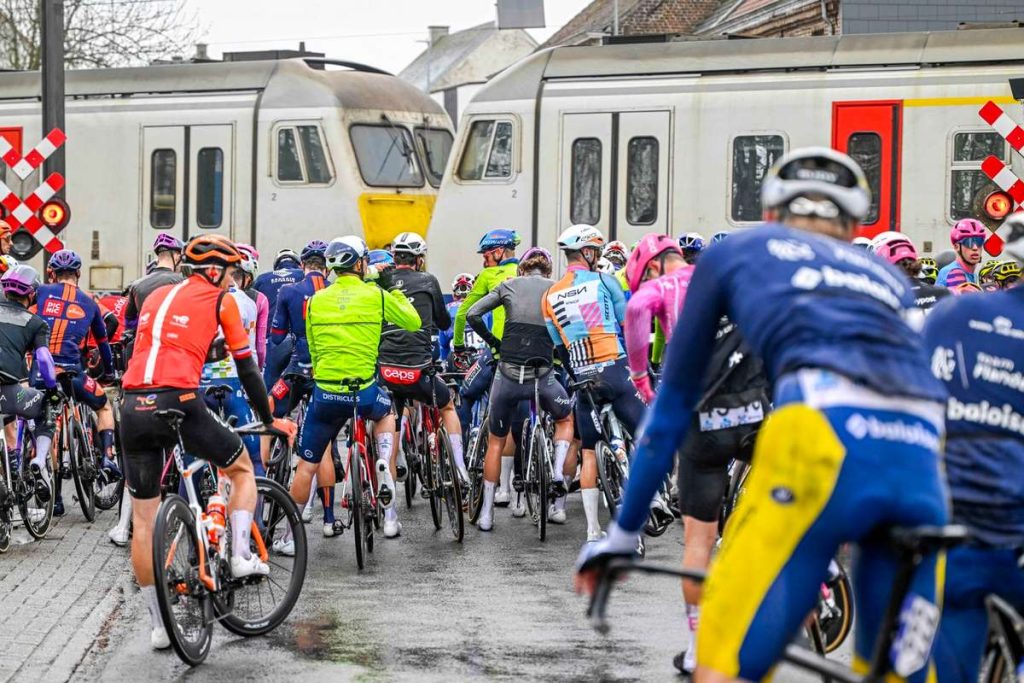 Parchetul belgian va formula acuzații împotriva a 54 de cicliști pentru că au trecut pe semaforul roșu în timpul Turului Flandrei. Parchetul belgian va formula acuzatii imptriva a 54 de ciclisti pentru ca au trecut pe semaforul rosu in timpul Turului Flandrei