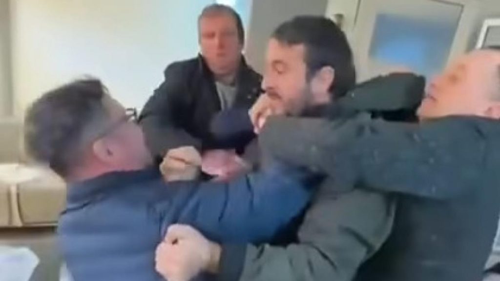 Scandal si violene la sediul AUR Un membru al partidului l a atacat pe Dan Tanasa