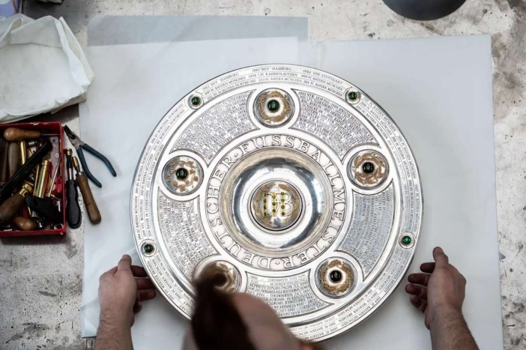 Trofeul de campiona al Bundesligii reconfigurat pentru a permite gravarea numele campioanelor in urmatorii 30 de ani