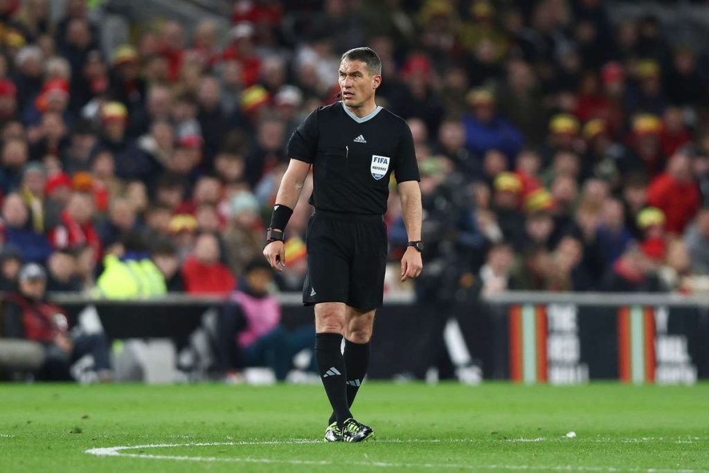 Un român va arbitra meciul Barcelona Un roman va arbitra meciul Barcelona