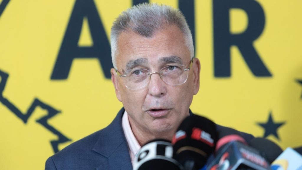 AUR nu cere parlamentarilor să voteze deschis la moțiunea de cenzură împotriva lui Bolojan. Peiu:… AUR nu cere parlamentarilor sa voteze deschis la motiunea de cenzura impotriva lui Bolojan Peiu