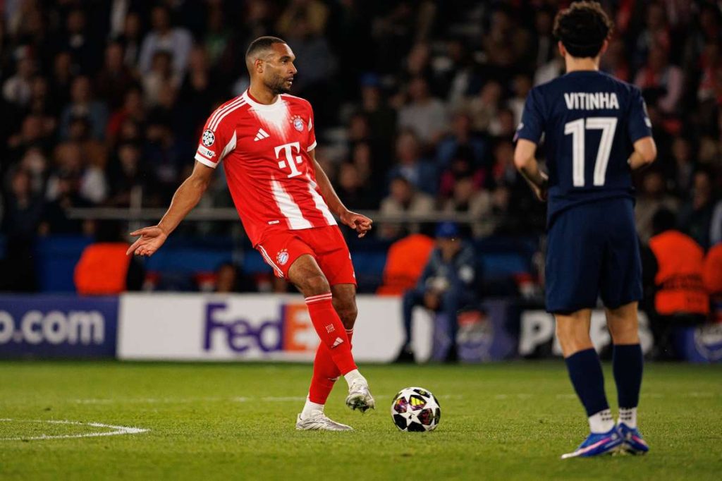 Bayern Munchen va purta noul echipament al sezonului viitor în meciul de retur cu PSG din Liga Campionilor. Bayern Munchen va purta noul echipament al sezonului viitor in meciul de retur cu PSG din Liga Campionilor