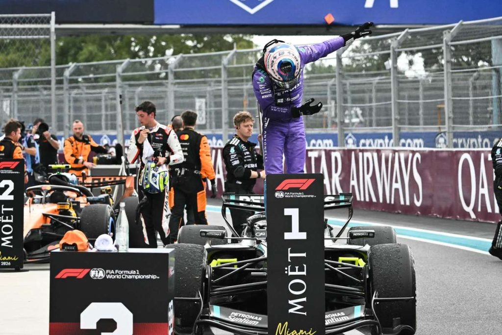 Kimi Antonelli învinge la Miami în fața celor doi piloți McLaren și își mărește avantajul în clasament. Kimi Antonelli invinge la Miami in fata celor doi piloti McLaren si isi mareste avantajul in clasament