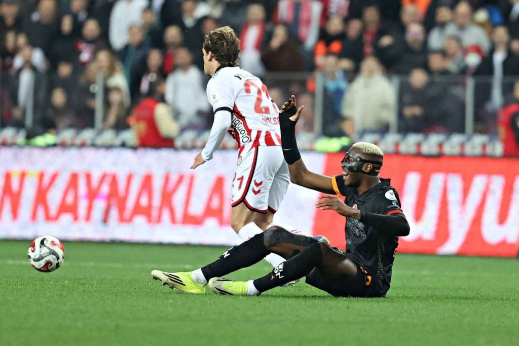 Nebunie in Turcia Galata pierde Fener castiga Lupta pentru titlu se reinvie