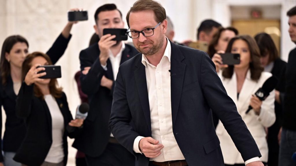 USR isi mentine decizia de a nu colabora cu PSD pentru formarea unui guvern Dominic Fritz delegat sa negocieze cu Bolojan