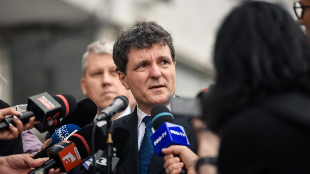 Nicușor Dan: Nu poți să te opui sistemului când ești la conducerea lui. Între un câine care latră și unul… Nicutor Dan Nu poti sa te opui sistemului cand esti la conducerea lui Intre un cane care latra si unul