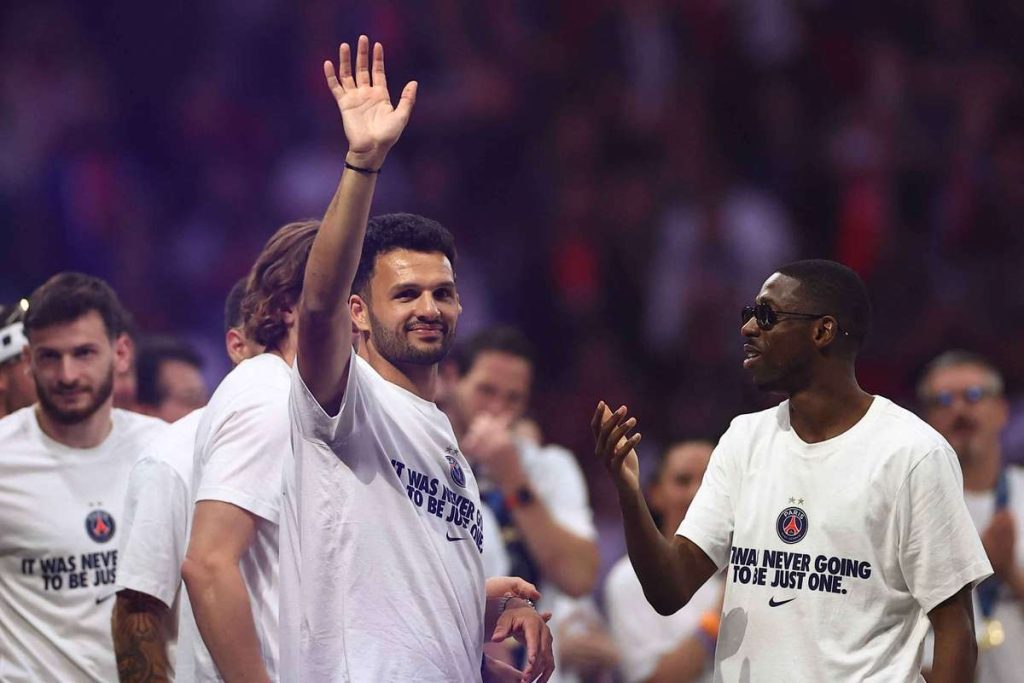 Oficial! AC Milan a cheltuit peste 70 de milioane de euro pentru transferul unui jucător de la PSG Oficial AC Milan a cheltuit peste 70 de milioane de euro pentru transferul unui jucator de la PSG