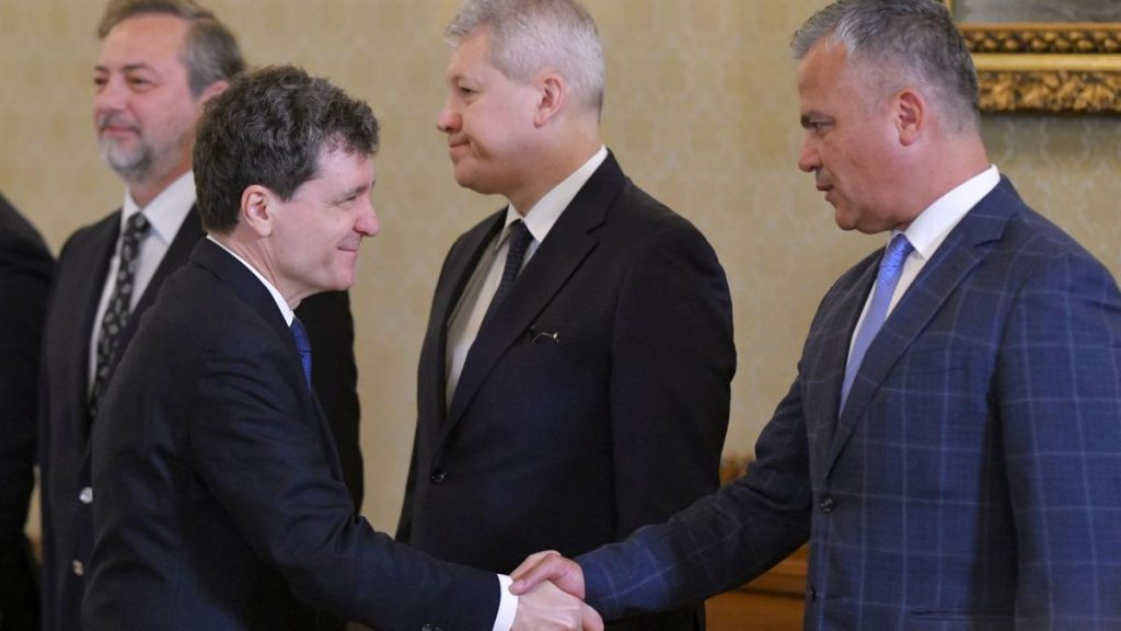 Premierul desemnat Adrian Veștea anunță sursele de voturi pentru aprobarea Guvernului în Parlament Premierul desemnat Adrian Vestea anunta sursele de voturi pentru aprobarea Guvernului in Parlament