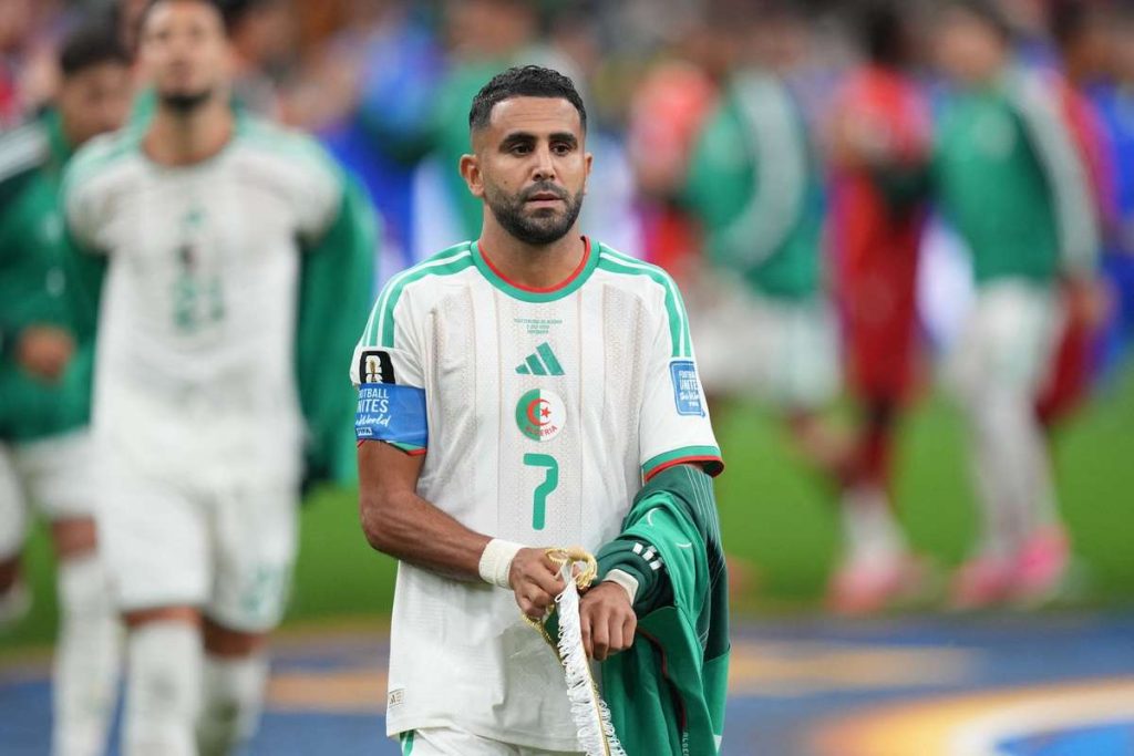 A anunțat retragerea după ce echipa sa a fost eliminată din Cupa Mondială. A anuntat retragerea dupa ce echipa sa a fost eliminata din Cupa Mondiala