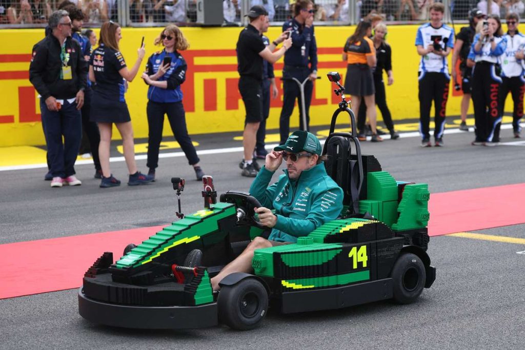 Alonso castiga din nou o cursa de Formula 1 dar cu masini LEGO