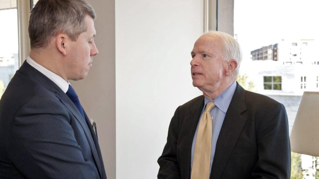Catalin Predoiu posteaza o fotografie cu John McCain Se apropie mari schimbari Timpul in care Romania avea influenta