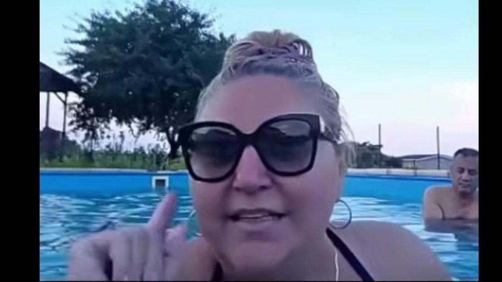 Diana Șoșoacă a fost în direct într-o emisiune, din piscină. Mesaj plin de dezinformări:… Diana Sosoca a fost in direct intr o emisiune din piscina Mesaj plin de dezinformari