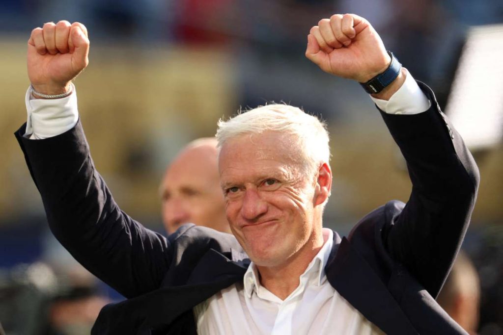 Didier Deschamps îl congratulează pe Kylian Mbappe pentru al optulea său gol în cadrul Cupei Mondiale Didier Deschamps il congratuleaza pe Kylian Mbappe pentru al optulea sau gol in cadrul Cupei Mondiale