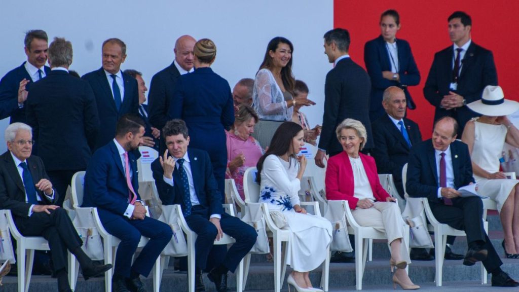 Fotografii cu Nicusor Dan si Mirabela Grdinaru din tribuna oficiala a paradei de la Paris Prima