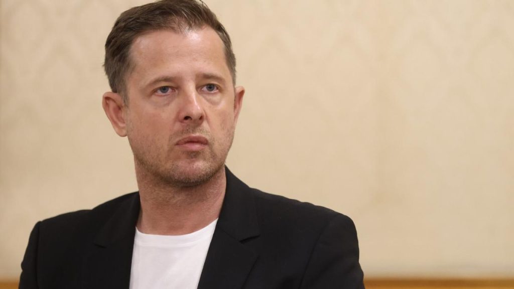 Hubert Thuma îl acuză pe Cătălin Drulă că, prin intermediul apropiaților săi, împiedică extinderea Magistralei 4 de… Hubert Thuma il acuza pe Catalin Drula ca prin intermediul apropiatilor sai impiedica extinderea Magistralei 4 de